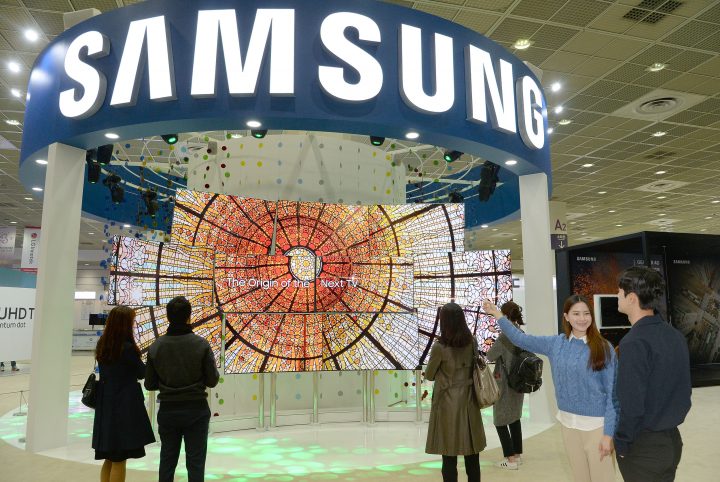 관람객들이 전시장 중앙에 있는 스테인드 글라스와 퀀텀닷 SUHD TV를 활용한 크고 압도적인 모뉴먼트를 구경하고 있다