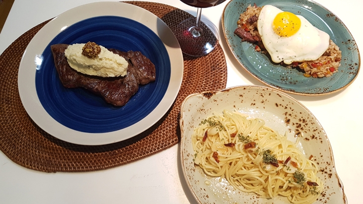 채끝살 스테이크와 파스타
