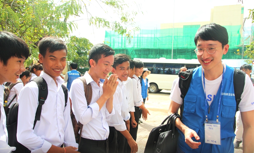 캄보디아 훈센보레이100크넝(Hunsenborey 100 Khnang)고교에서 학생과 봉사단원