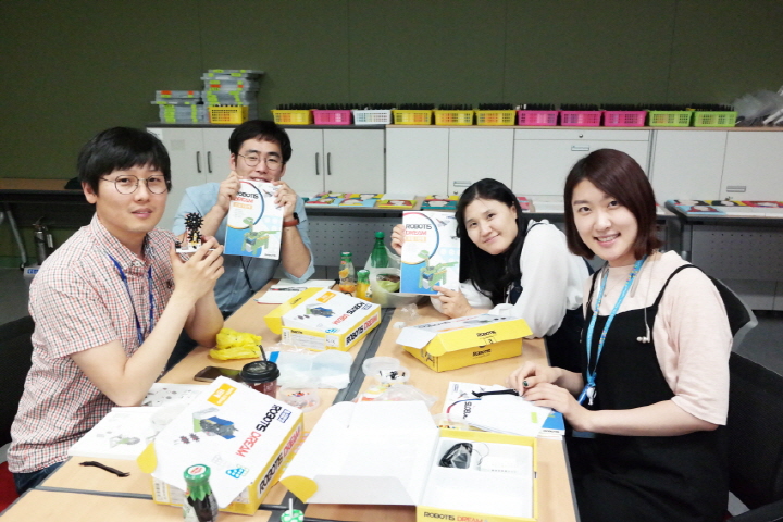 삼성전자 임직원 캄보디아 해외봉사단에서 과학교실 진행을 맡은 과학공학기술교육팀 소속 단원들. (왼쪽부터)장영천 디바이스솔루션(DS)부문 반도체총괄 과장, 강성훈 DS부문 시스템LSI사업부 대리, 박수희 프린팅솔루션사업부 개발팀 부장, 위나래 프린팅솔루션사업부 개발팀 사원