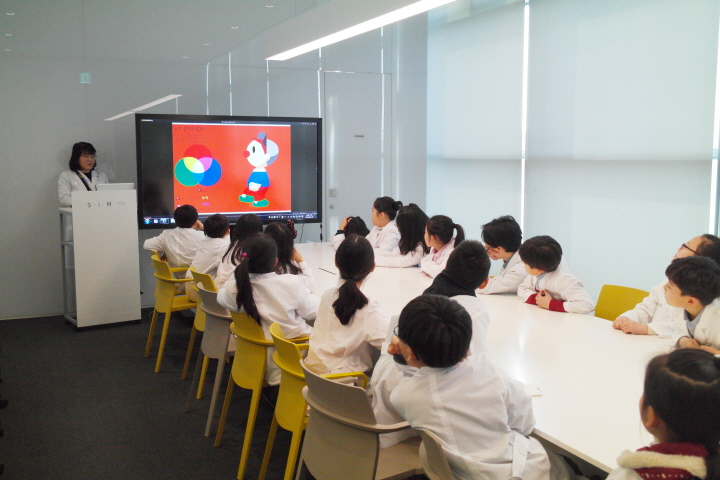 왼쪽 위부터 시계 방향으로)청소년 드림투어와 어린이 연구소, 전자산업사 투어 진행 현장 모습 