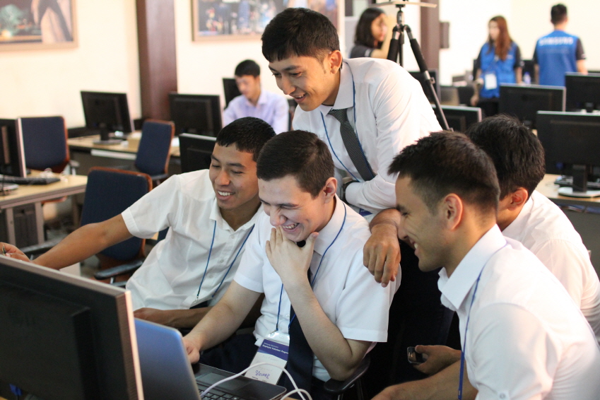 수업 도중 학우들과 즐거운 한때를 보내고 있는 알리세르씨