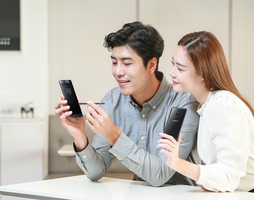 삼성전자 모델이 '갤럭시 노트7' 블랙 오닉스를 소개하고 있다