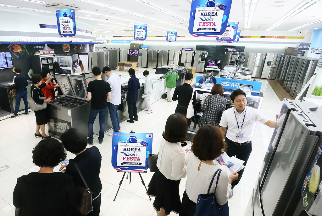 삼성 디지털프라자 강서본점에서 많은 고객들이 삼성전자의 다양한 제품들을 둘러보고 있다. 삼성 디지털프라자는 '코리아 세일 페스타' 시작 후 첫 번째 주말을 포함한 5일동안 전년 동기간 대비 품목별로 20~43% 전체 판매량이 증가했다. 삼성 디지털프라자는 '코리아 세일 페스타'를 맞이해 9월 29일부터 33일간 TV·냉장고 등 다양한 가전 제품과 PC·휴대폰·모니터 등 IT 기기를 출고가 기준 최대 53%까지 할인 판매한다.