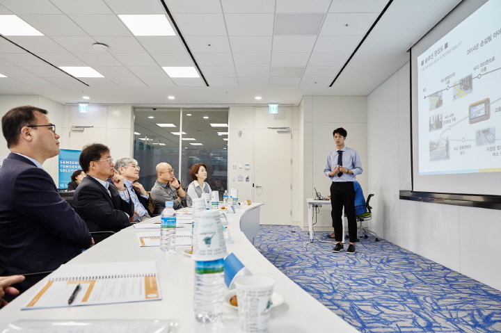 임팩트 부문 '손길' 팀이 교통약자 버스 탑승 솔루션 ‘마이버스(MY BUS)’의 구현 방향을 발표하고 있다