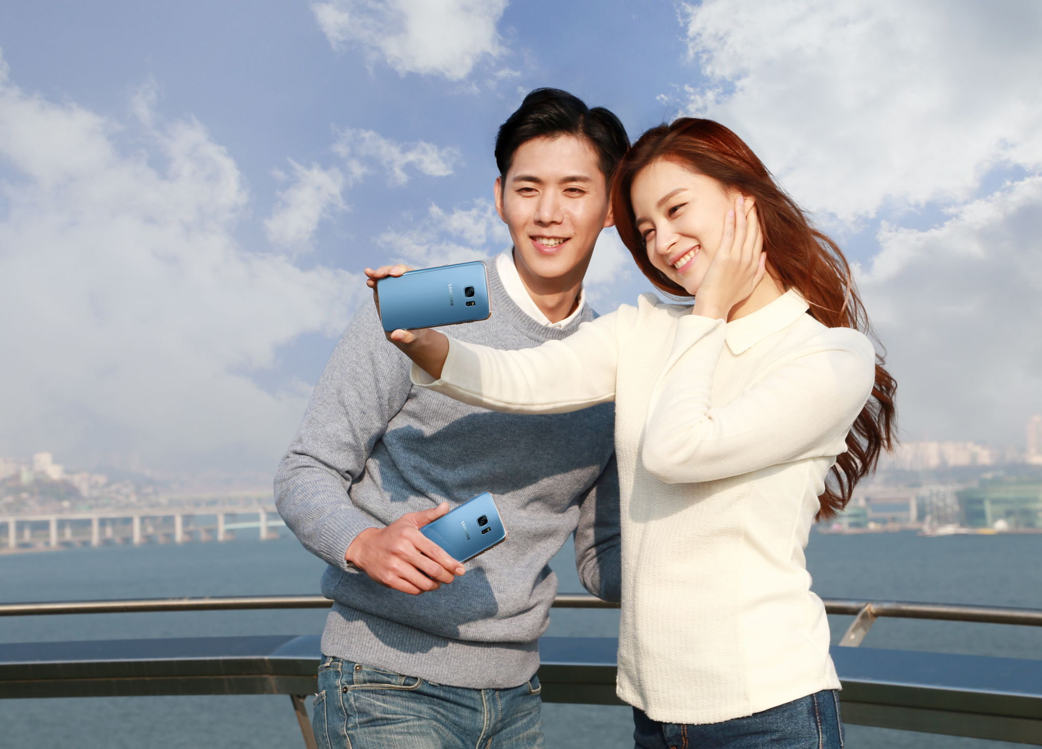 삼성전자 모델이 ‘갤럭시 S7 엣지’ 블루 코랄을 소개하고 있다