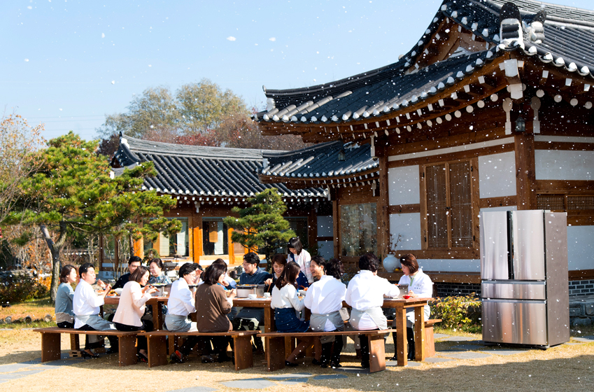 영상 촬영에 참여한 제작진과 출연진들이 함께 둘러 앉아 김치를 먹고있는 모습이다.