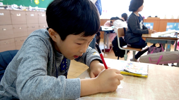 꿈노트를 제작중인 학생