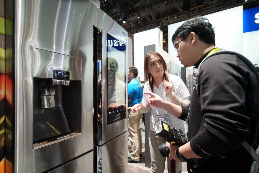 관람객들이 삼성 패밀리 허브를 살펴보고 있다