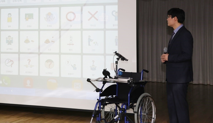 기능을 소개하고 있는 안재환 경기도재활공학서비스연구지원센터 과장