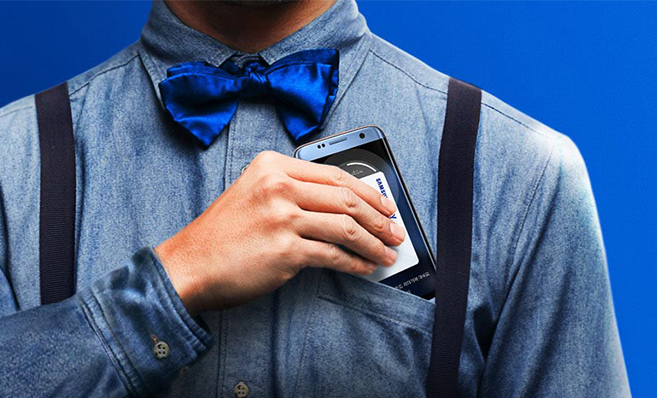 삼성페이를 들고있는 남자