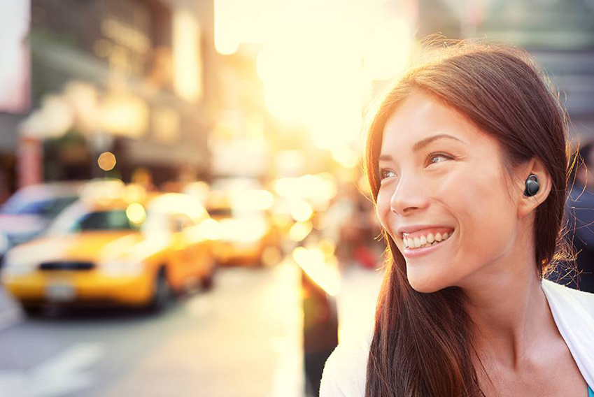 주변 소리 듣기 모드를 쓰고있는 여자