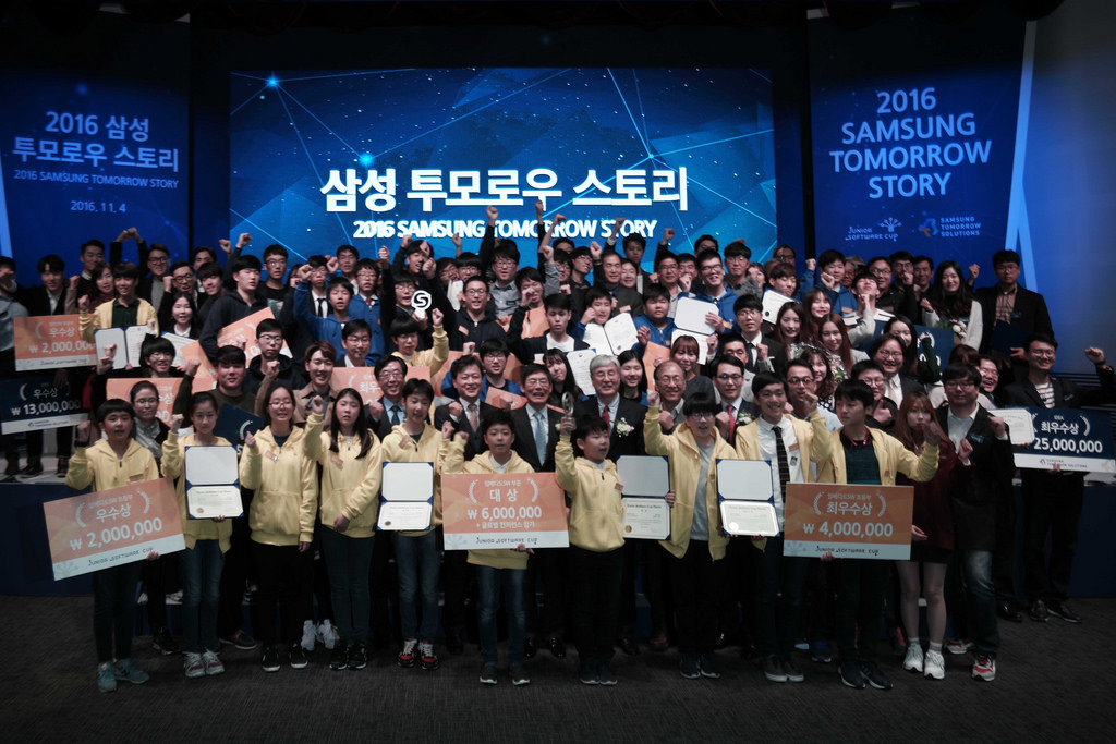 '삼성 투모로우 스토리' 행사 참가자들이 기념 사진을 촬영하고 있다