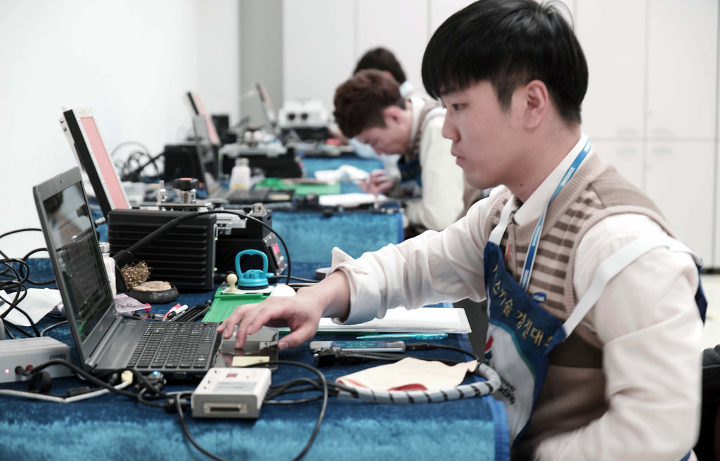 대회에 참석한 삼성전자서비스와 협력사의 수리 엔지니어와 콜센터 기술전문 상담사들이 서비스 전문 기술을 선보이고 있다