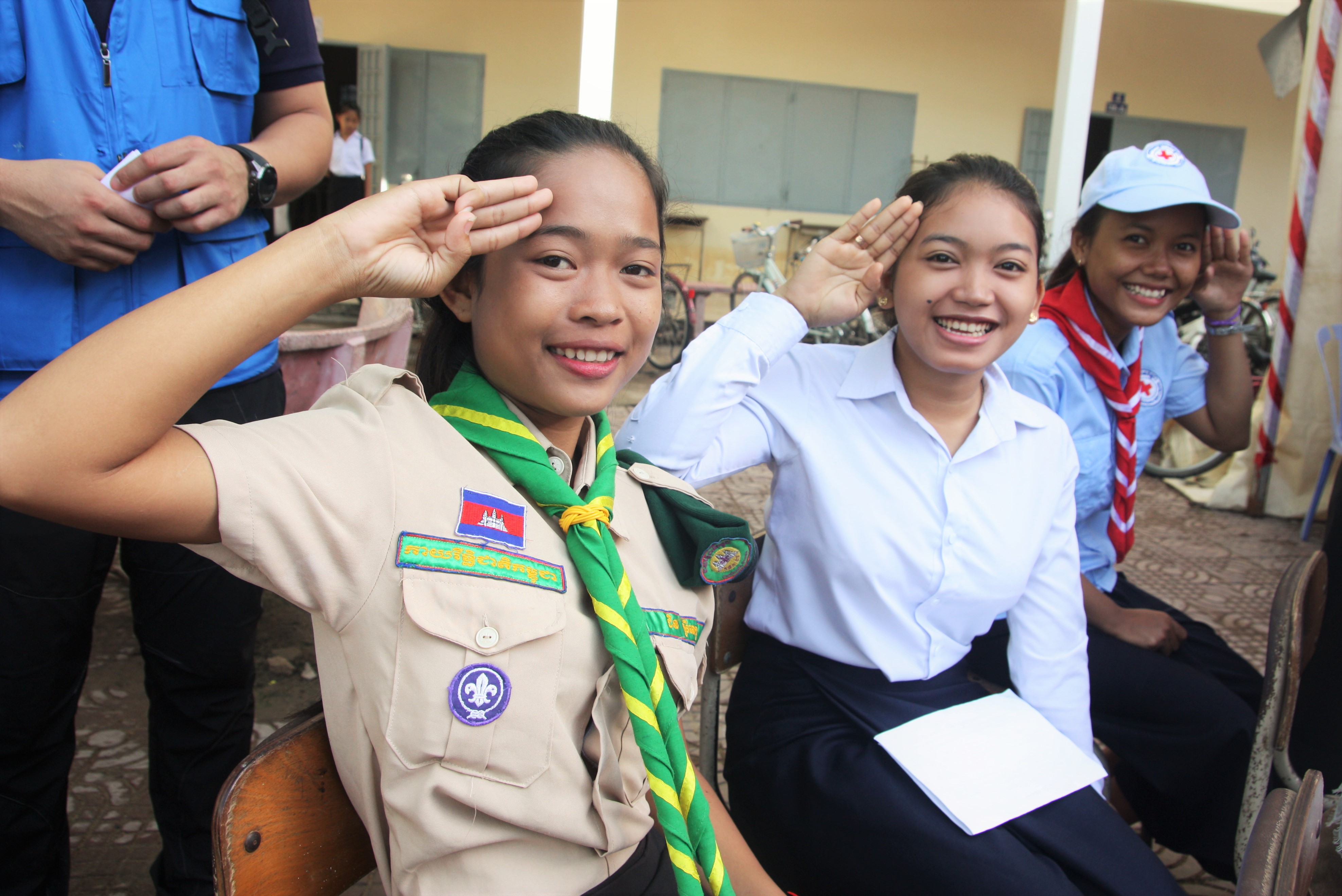 다릭(Lay tham dalik) 학생회장이 인사를 하고있다.