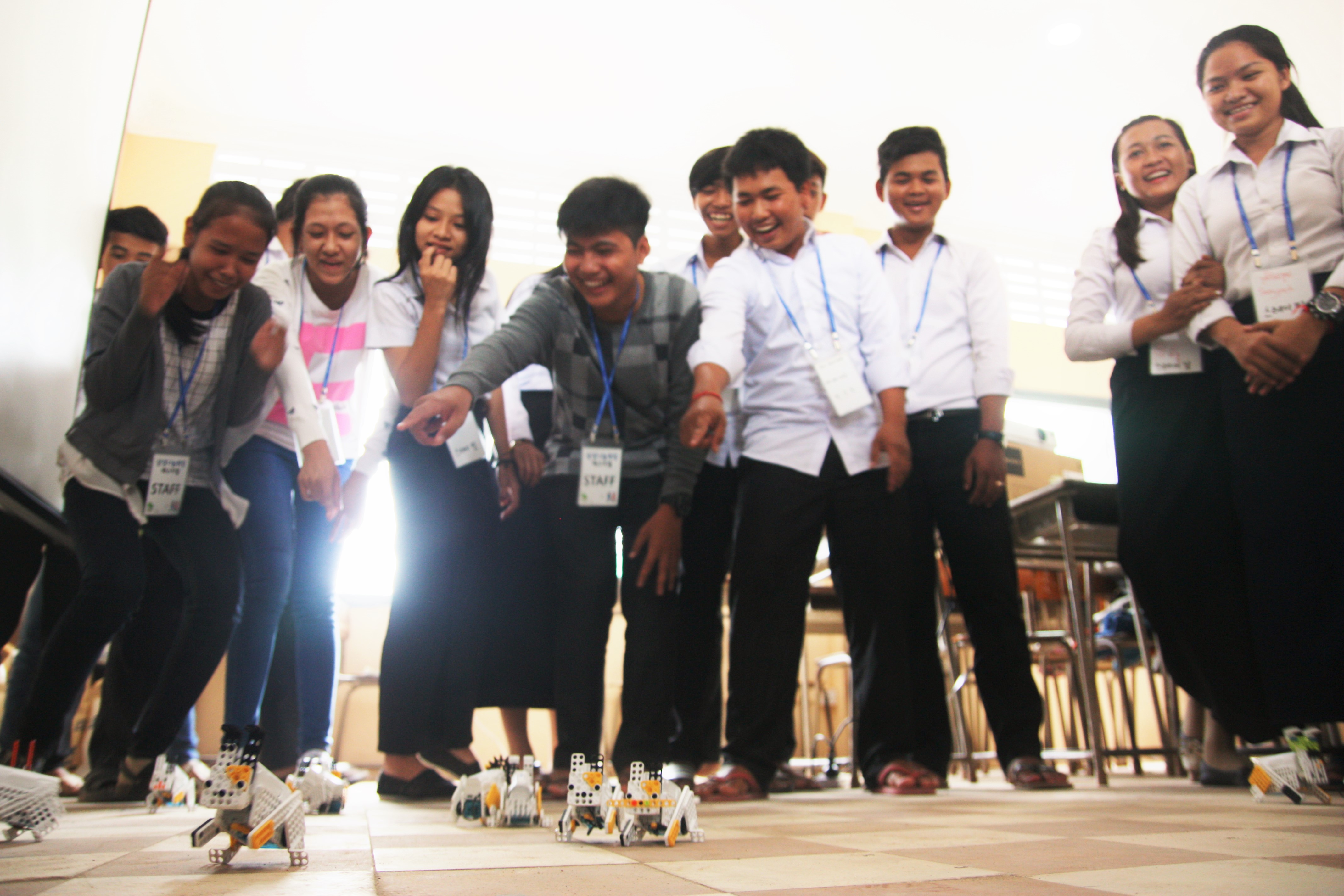 DIY 로봇을 시연하며 구경하고있다