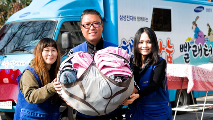 유병용씨와 파주 행복나눔빨래터 봉사에 나선 자원봉사자 이소영(사진 맨 왼쪽)씨와 트란 몽 트엉(Tran Mong Thuong)씨