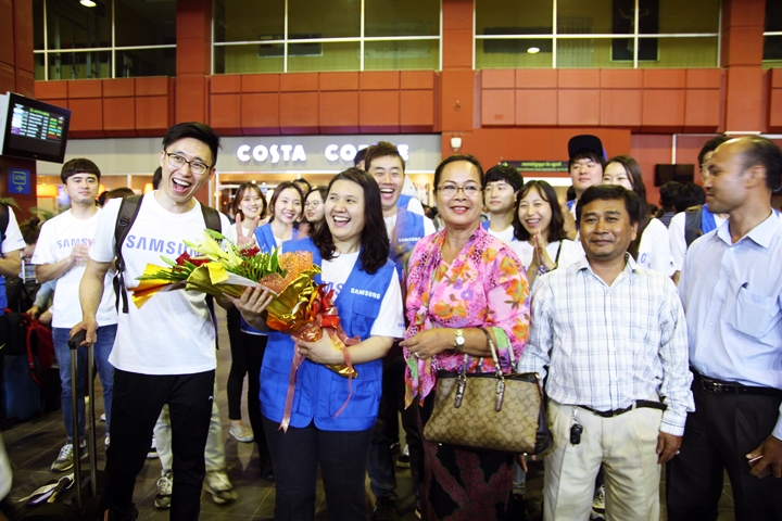 학교관계자들이 삼성전자를 환영하고있는 모습이다