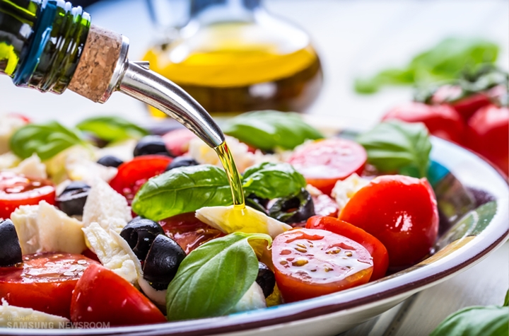 올리브유를 뿌리고있다.