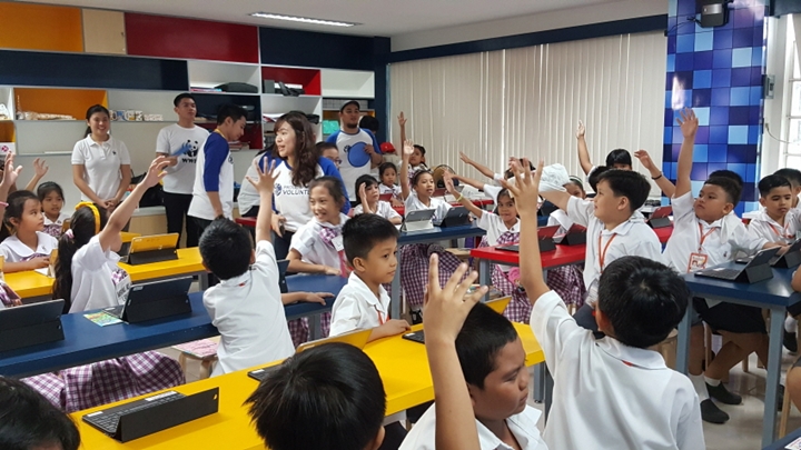 학생들이 열심히 수업에 참여하고있다.