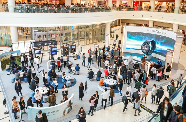 서울 영등포 타임스퀘어에 마련된 ‘갤럭시 S7 엣지’ 블루 코랄, ‘기어 S3’ 대규모 체험존