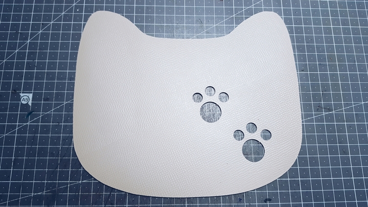 가죽에 고양이 발바닥 모양 구멍을 낸 모습.