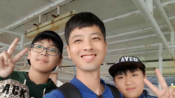 제자들과 함께 포즈를 취한 김경모 경남 합천 봉산초등학교 교사