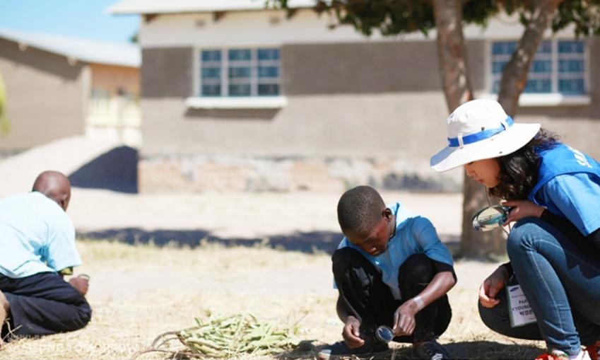 삼성전자 임직원 해외봉사단이 남아프리카공화국에 방문해 현지 청소년을 대상으로 갤럭시 S7과 삼성 기어 VR을 활용해 다양한 봉사활동을 진행했습니다