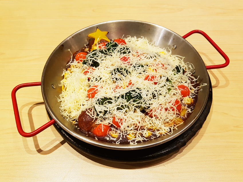 마지막으로 눈꽃치즈를 솔솔 뿌려주면 완성