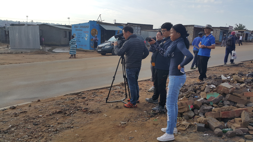 사진 앞쪽 청바지 차림의 여성이 레파다. 호탕한 여장부 같은 그의 도움이 없었다면 이번 영상 촬영 작업은 매번 난관의 연속이었을 거다 https://www.youtube.com/watch?v=lRBomAVgVAk