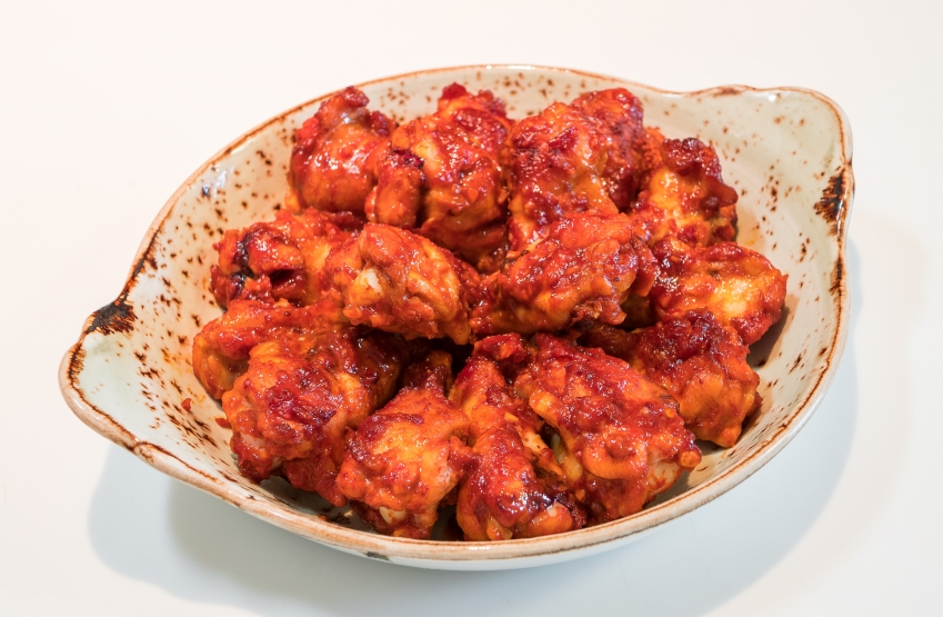 매콤달콤한 향이 식욕을 절로 자극하는 핫윙 구이 이미지