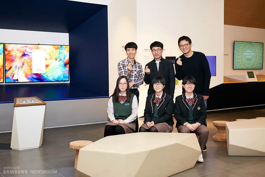 김서연.김가현.권민지양과 이호선 책임·박상현 선임·이석백 사원의 단체 사진