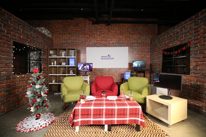 스튜디오 벽면엔 대형 현수막이 걸렸고 여기저기 모니터도 몇 대 설치됐다.