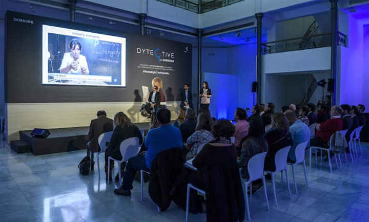 삼성전자 스페인법인과 체인지 디슬렉시아의 각 대표자가 디텍티브 앱을 소개하는 모습