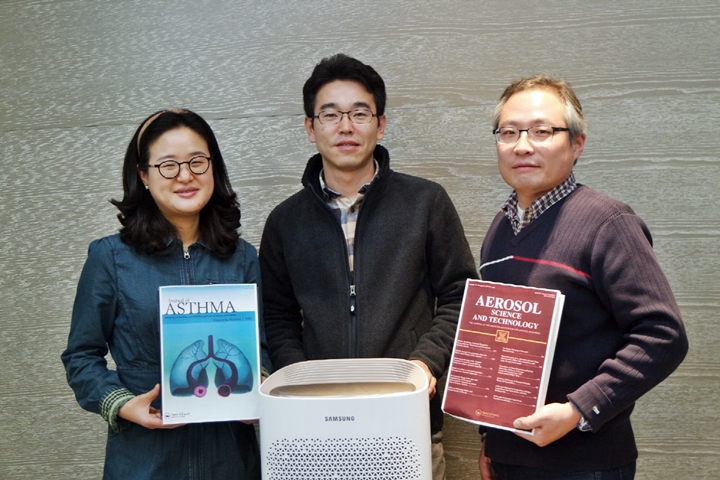 삼성전자 생활가전사업부 정우경 수석, 정세관 책임, 우동우 수석(왼쪽부터)이 영국 의학 전문 저널 '천식 학회지'와 '에어로졸 과학기술학회지'를 들고 삼성 블루스카이 공기청정기와 함께 사진을 찍고 있다. 국제적으로 권위 있는 이 학술지들은 삼성전자와 스탠포드대학교 의료·연구진이 공동 연구한 공기청정기 사용이 호흡기 건강에 미치는 영향에 대한 논문을 게재했다