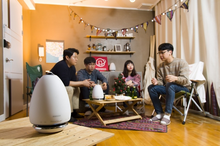 셰어하우스 우주 14호점(서울 마포구 서교동)에서 만난 입주자들. 서로를 ‘우주인’이라고 부른다. 곽재호·심동주·김나영·임성현씨 사진