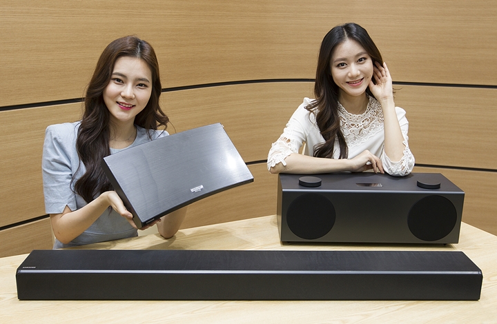 삼성전자 모델들이 사운드바, 무선오디오, UHD 블루레이 플레이어 신제품 3종을 소개하고 있다.