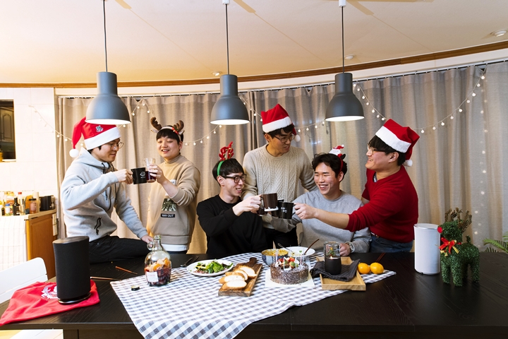 송년파티를 즐기는 이미지