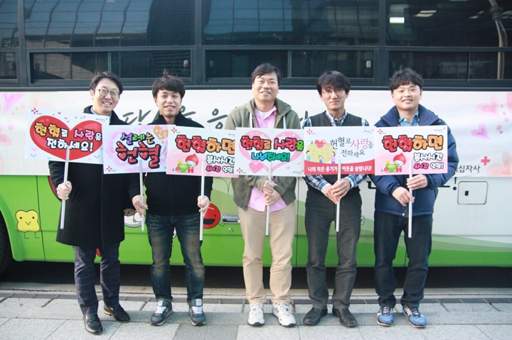 삼성전자 임직원들이 8일 '삼성 디지털시티'(수원)에서 실시된 헌혈 캠페인에 참여하고 있다