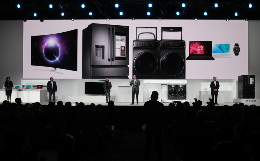 CES 2017 프레스 컨퍼런스에서 무대 위에서 한 남성이 무언가를 말 하고 있다