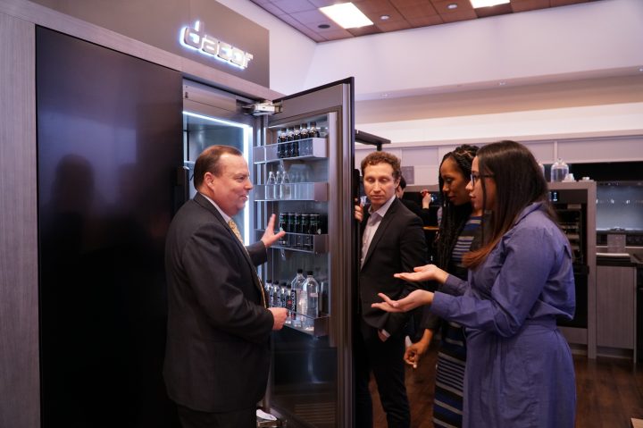데이코 제품 담당 임원 데이비드 니콜스(David Nicols, )가 거래선 담당자들에게 빌트인 냉장고 신제품을 소개하고 있는 이미지