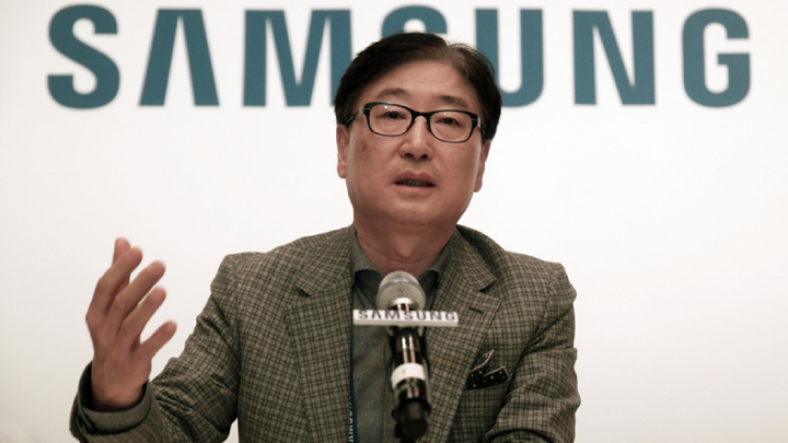 삼성전자 윤부근 대표이사 사장이 4일(현지시간) 미국 라스베이거스에서 ‘CES 2017’ 개막에 앞서 기자간담회를 열고, “삼성전자는 소비자 배려의 철학이 담긴 혁신을 통해 시장의 패러다임을 주도해왔다”며, “이제 IoT 연결성이 주는 무한한 가능성을 소비자들의 일상 생활 속에서 구현해 미래 가전·미래 홈의 변화를 이끌어 가겠다”고 말했다.