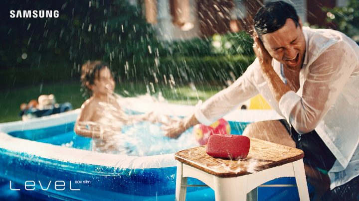 SAMSUNG LEVEL BOX slim 한 아이가 아버지와 물장난을 하고 있는 이미지