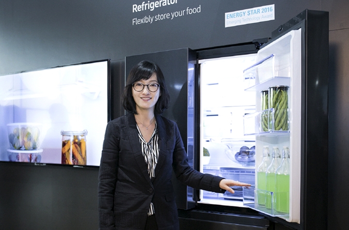 삼성전자 냉장고의 ETA 수상에 기여한 주역 양혜순 수석이 패밀리허브2.0 안쪽을 보여주며 웃고 있는 이미지