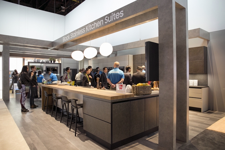 삼성 빌트인 키친 부스에 있는 관람객들 이미지