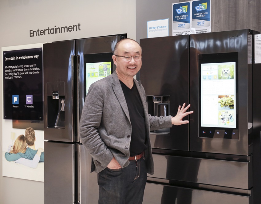 삼성전자 생활가전사업부 전무 CES 2017 행사장에서 만난 이윤철 , 패밀리 허브 2.0