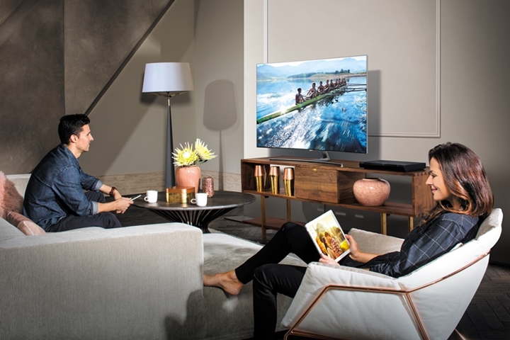 QLED TV를 시청하는 남자 , 태블릿을 보고 있는 여자 이미지