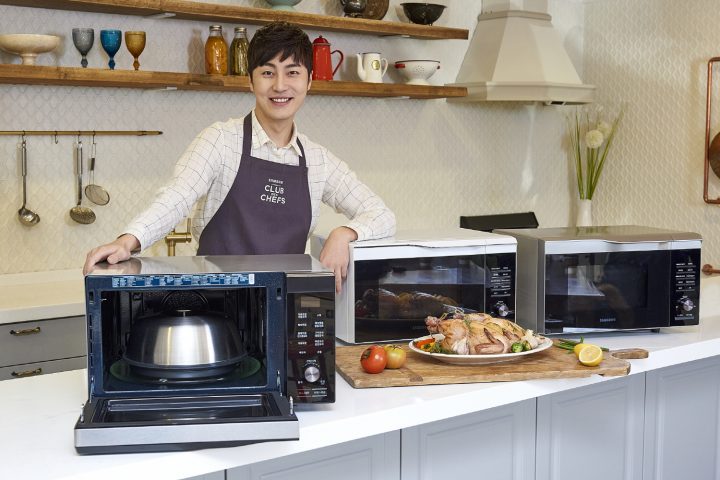 삼성전자 모델이 혁신적인 가열 기술 '직화열풍'을 적용한 2017년형 '직화오븐 스팀' 32L와 '직화오븐' 28L 신제품을 소개하고 있는 사진