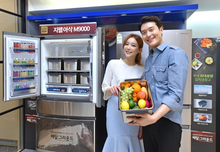 삼성전자 모델들이 8일 논현동 삼성 디지털프라자 강남본점에서 '메탈그라운드'로 사계절 내내 인기 만점인 지펠아삭 김치냉장고를 소개하고 있다