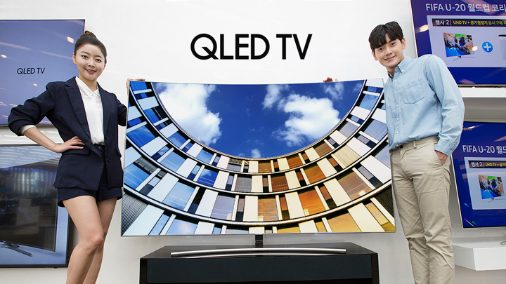 TV 앞 여자 남자